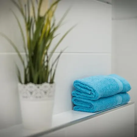 M1C Brand New Apartment, Free Wi-Fi,Community Pool Apartment *